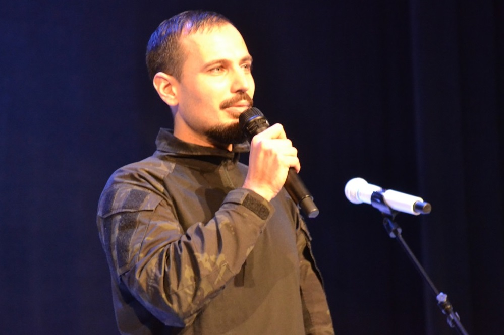 Олександр Кучеренко читає свої вірші