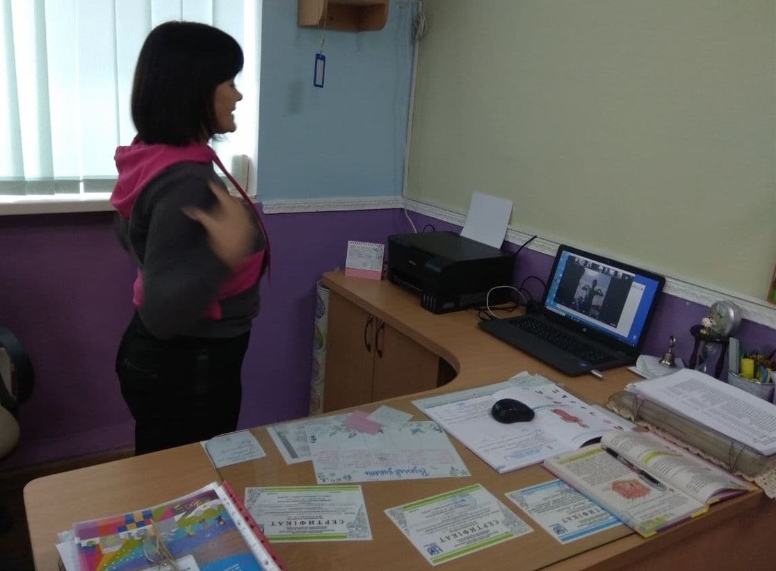 Наталя Леонідівна веде фізкультури у незвичному для неї форматі