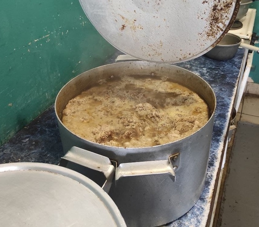 Свіжа гаряча вечеря для собак готова