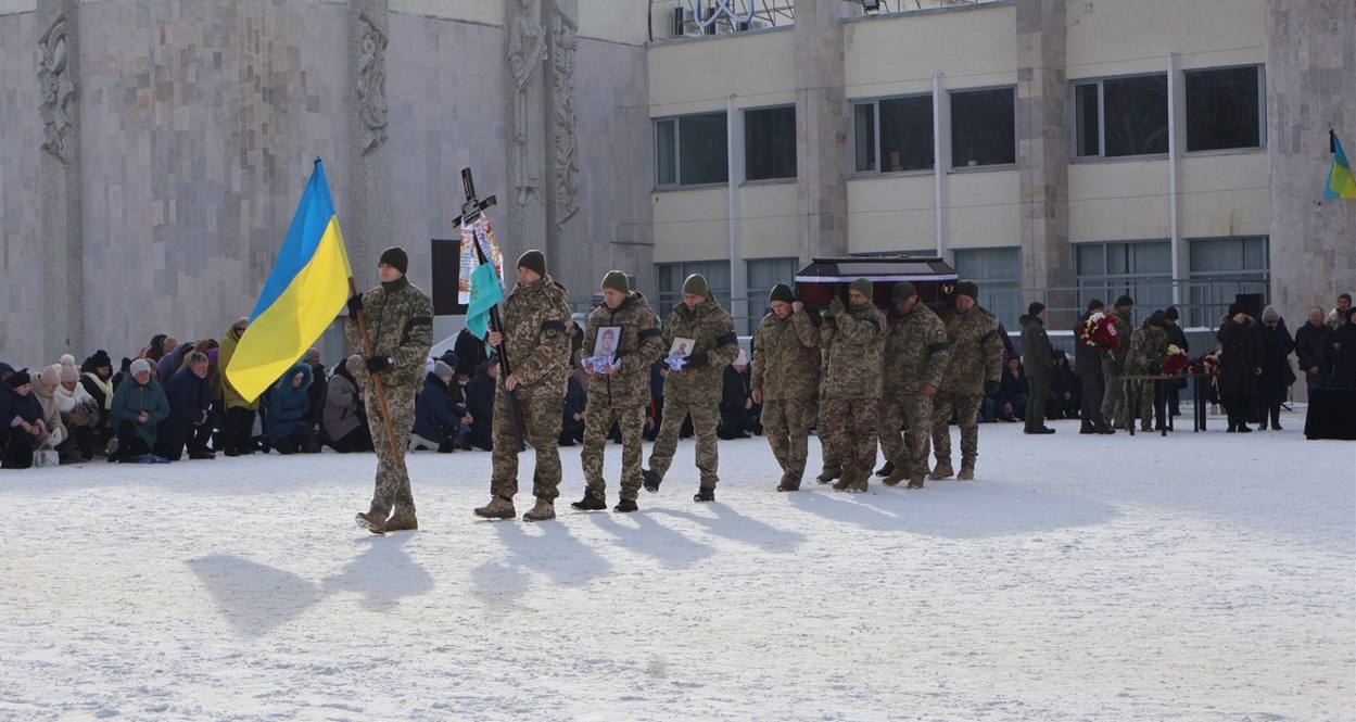 Під звуки повітряної тривоги на колінах южноукраїнці провели на вічний спочинок Андрія Єременкова