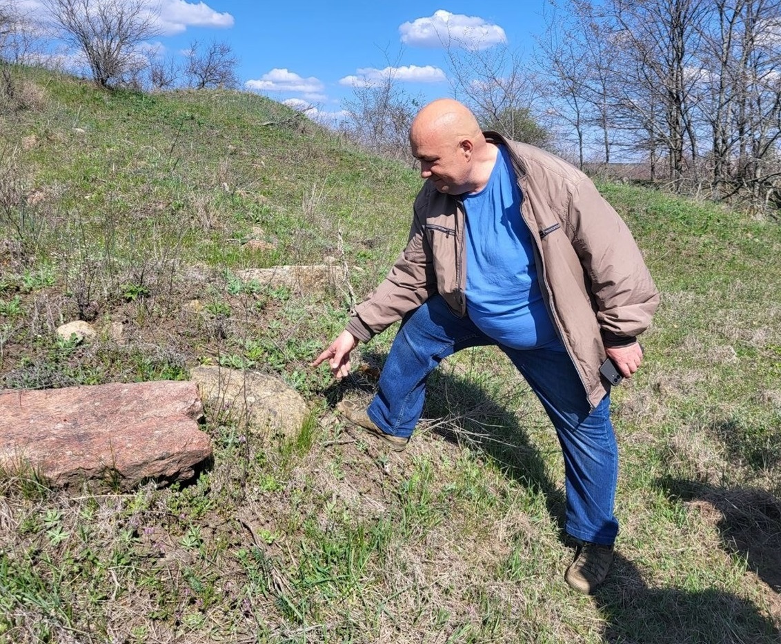 Василь Селявін показує, де лежить антропоморфна стела