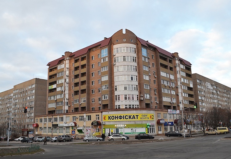 Красный дом по проспекту Независимости, 22