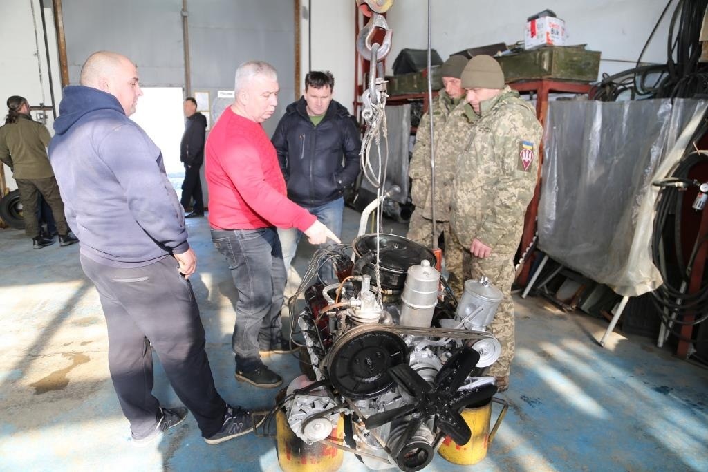 двигатель автомобиля ГАЗ-66 отремонтировали в свободное от работы время