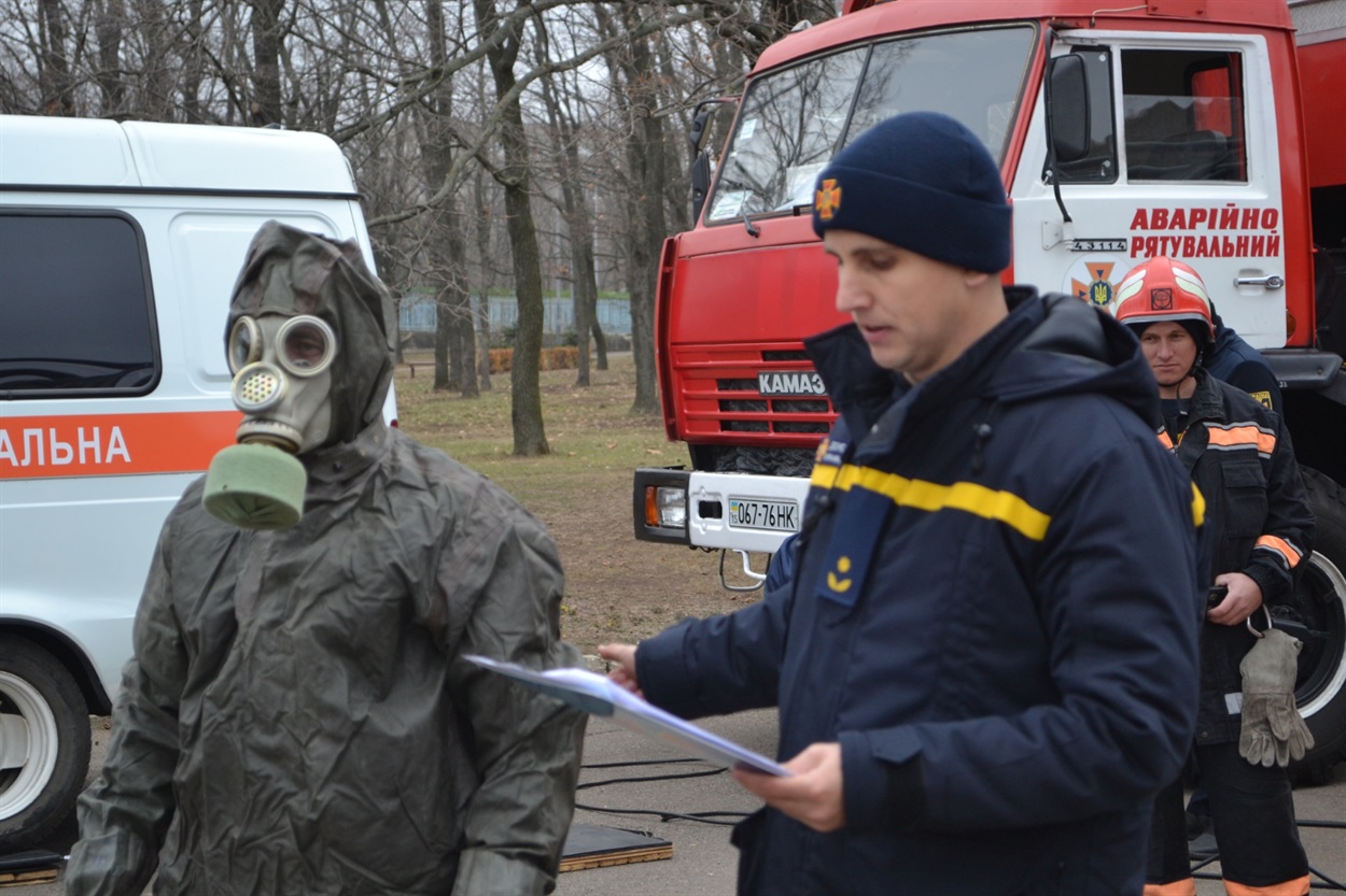 В протигазі, але без бороди