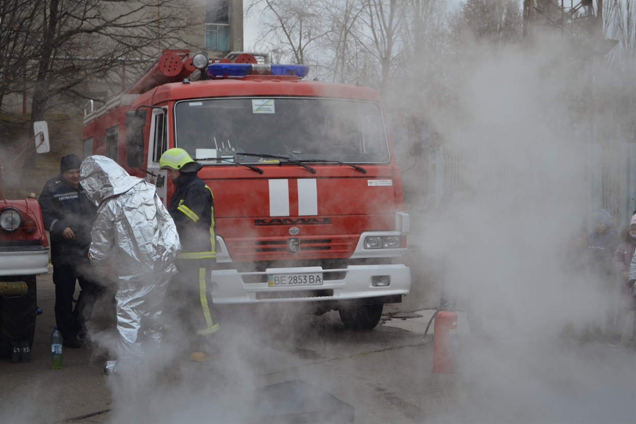 Пожежники, як і всі люди, нічого не бачать в диму