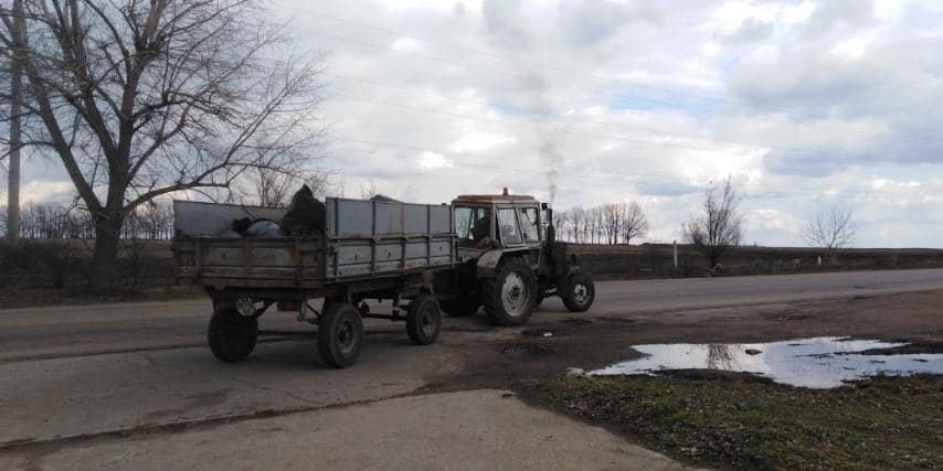 Служба коммунального хозяйства помогла трактором
