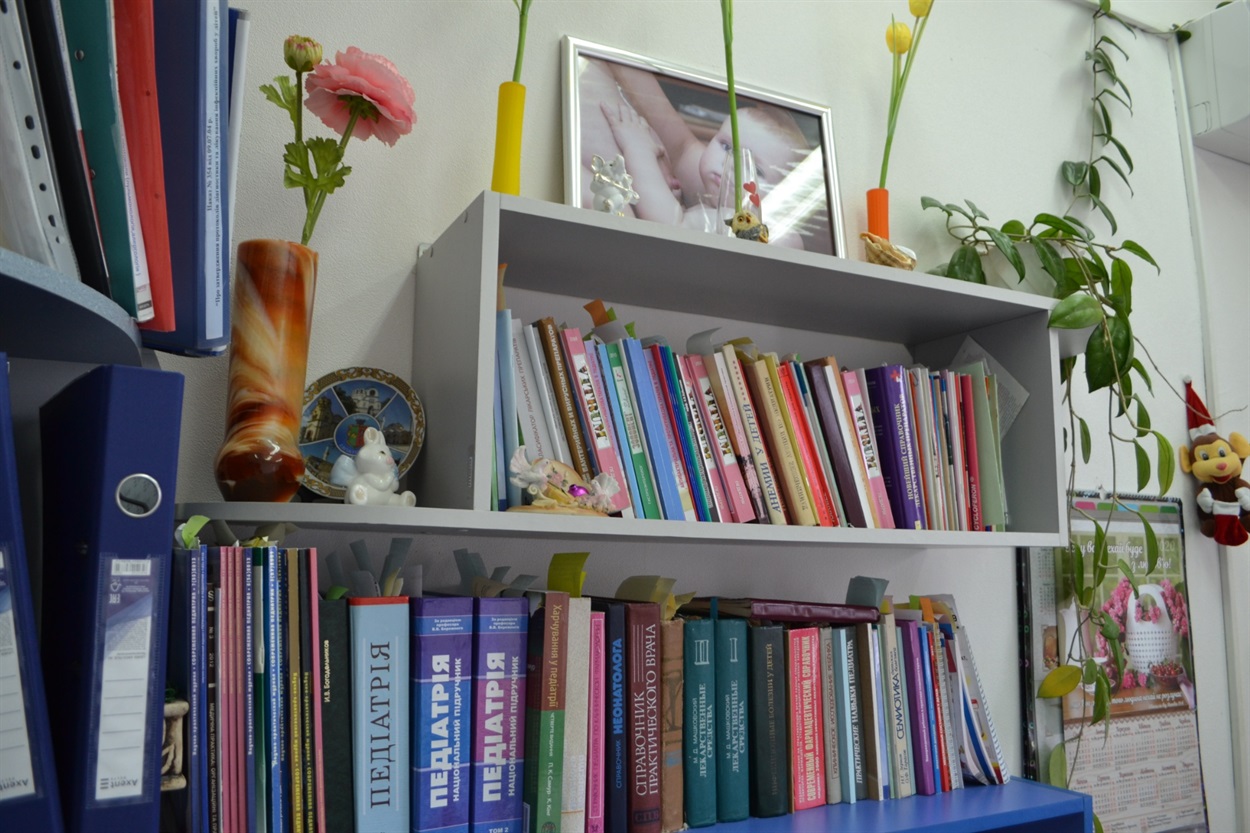 По наполнению книжных полок сразу видно, какой врач здесь принимает
