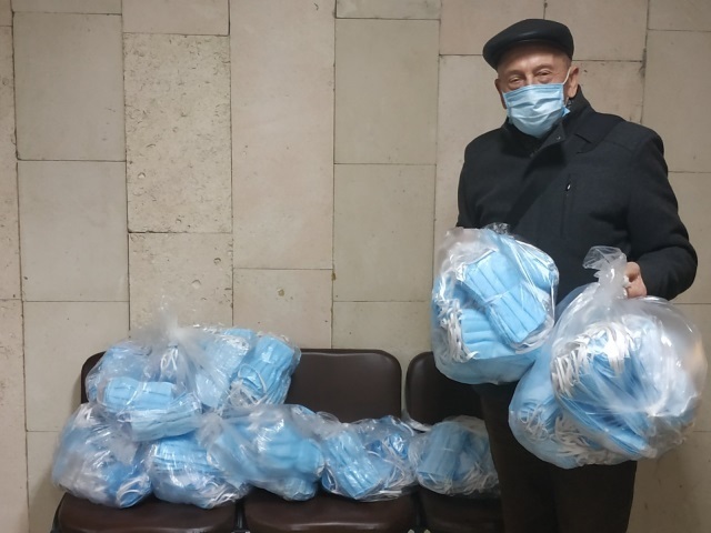 В.С. Громенко отримує маски для пенсіонерів