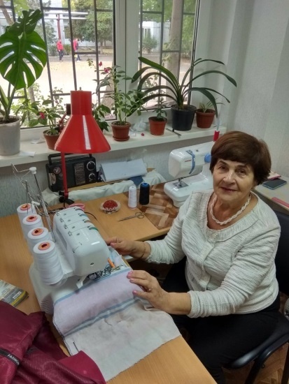 Вона шиє маски для нужденних