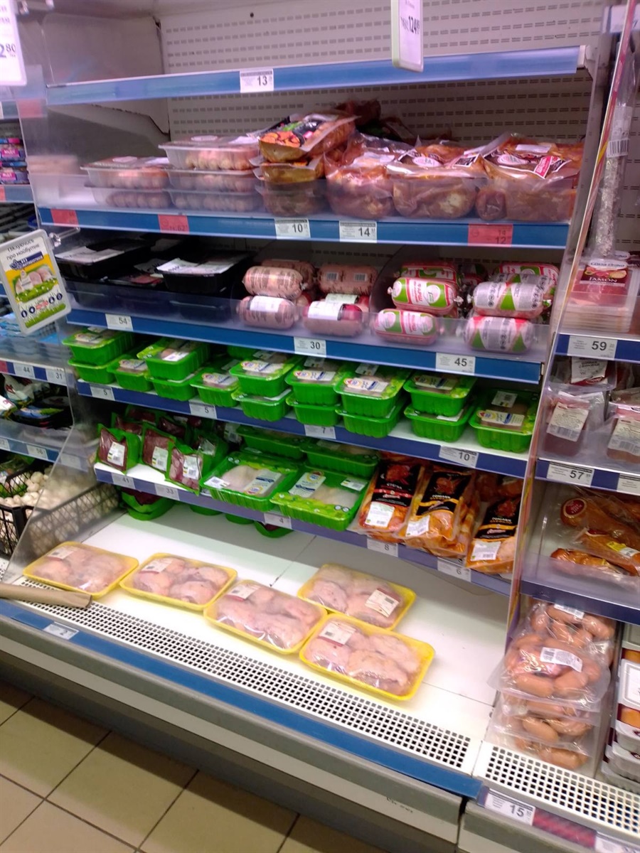 В магазинах продуктов, в том числе мясных, хватает