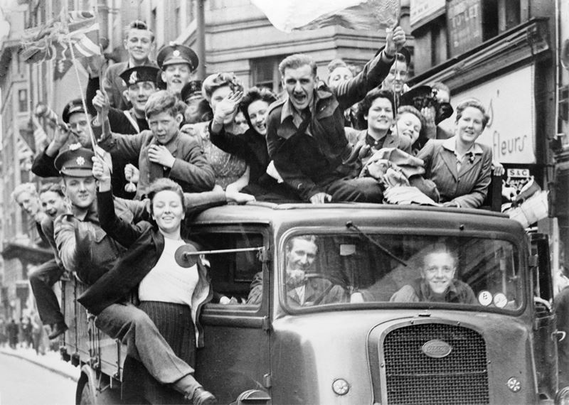 Англійська молодь святкує перемогу. Травень, 1945 р, Лондон