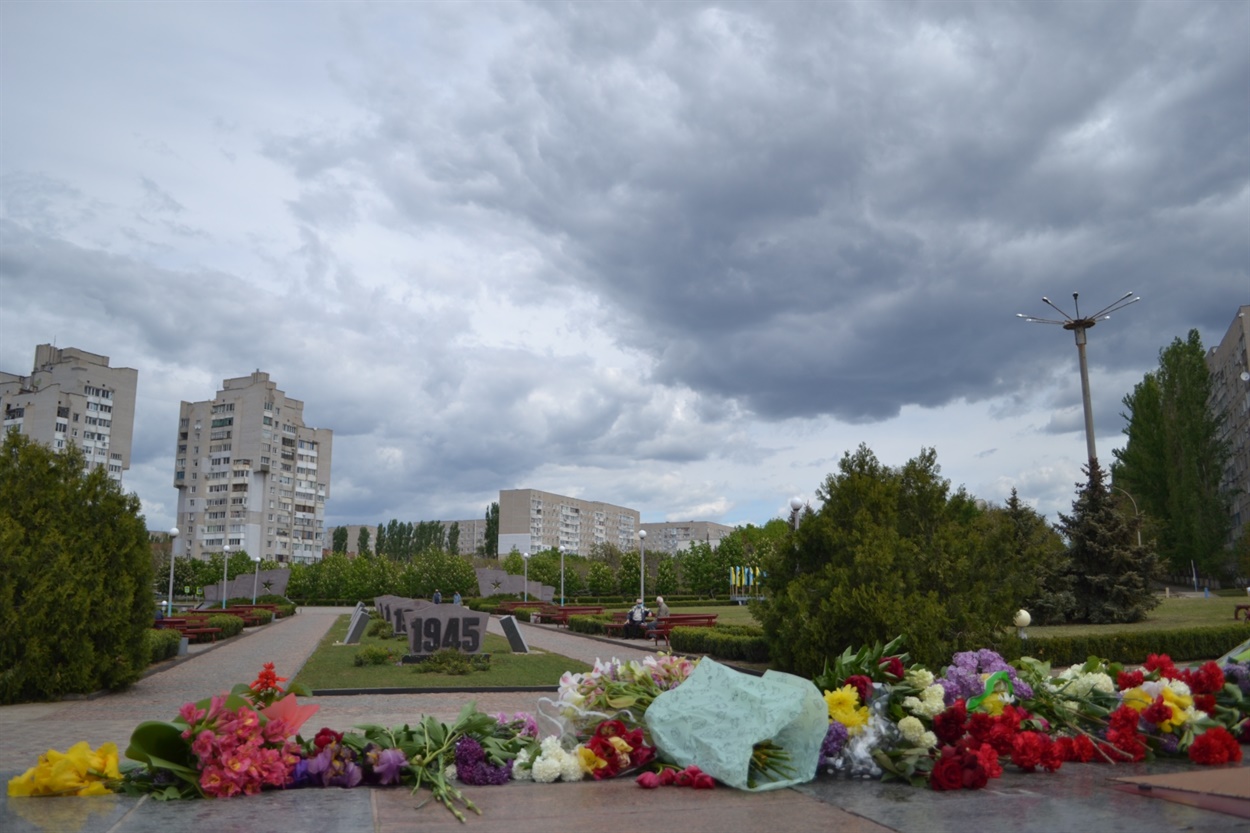 Аллея перед стелой памяти необычно безлюдна