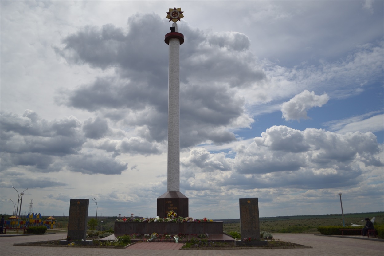 Мемориал пустой, но с цветами