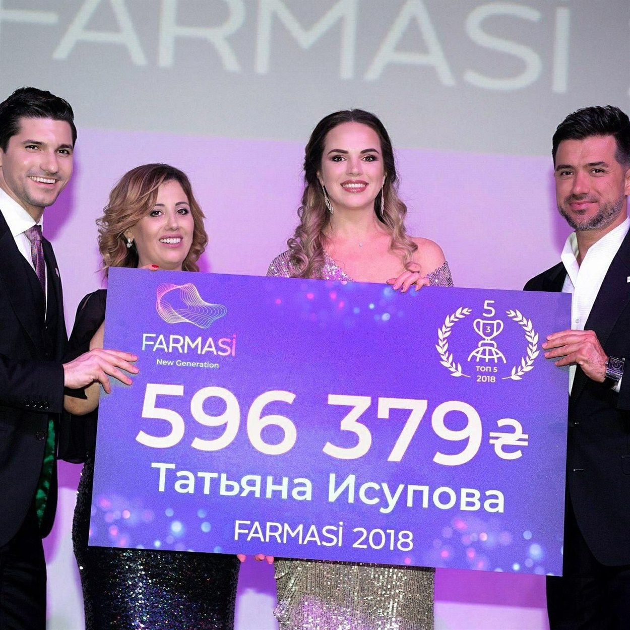 На годовой конференции Farmasi Татьяне вручили чек ее дохода за год работы