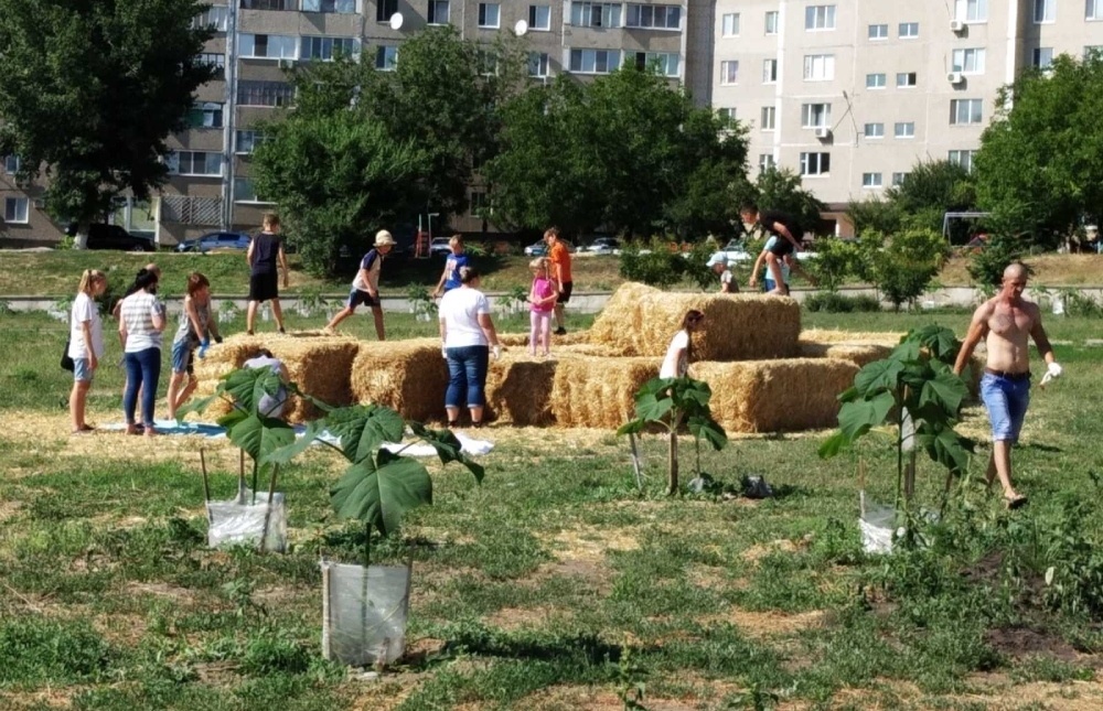 Солому нужно было разнести по всему парку
