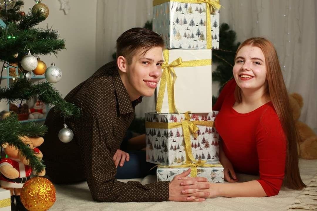 Лев с любимой девушкой