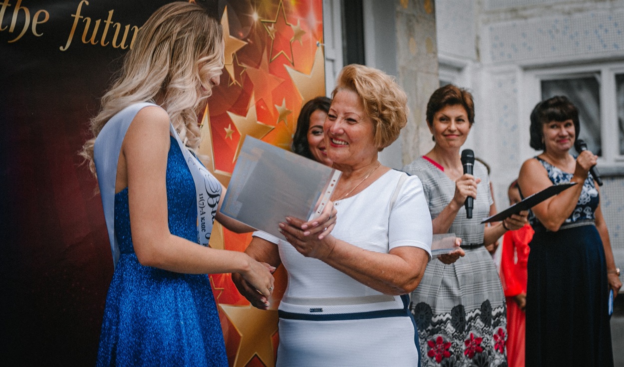 Директорка гімназії вручає свідоцтва зі щирою посмішкою