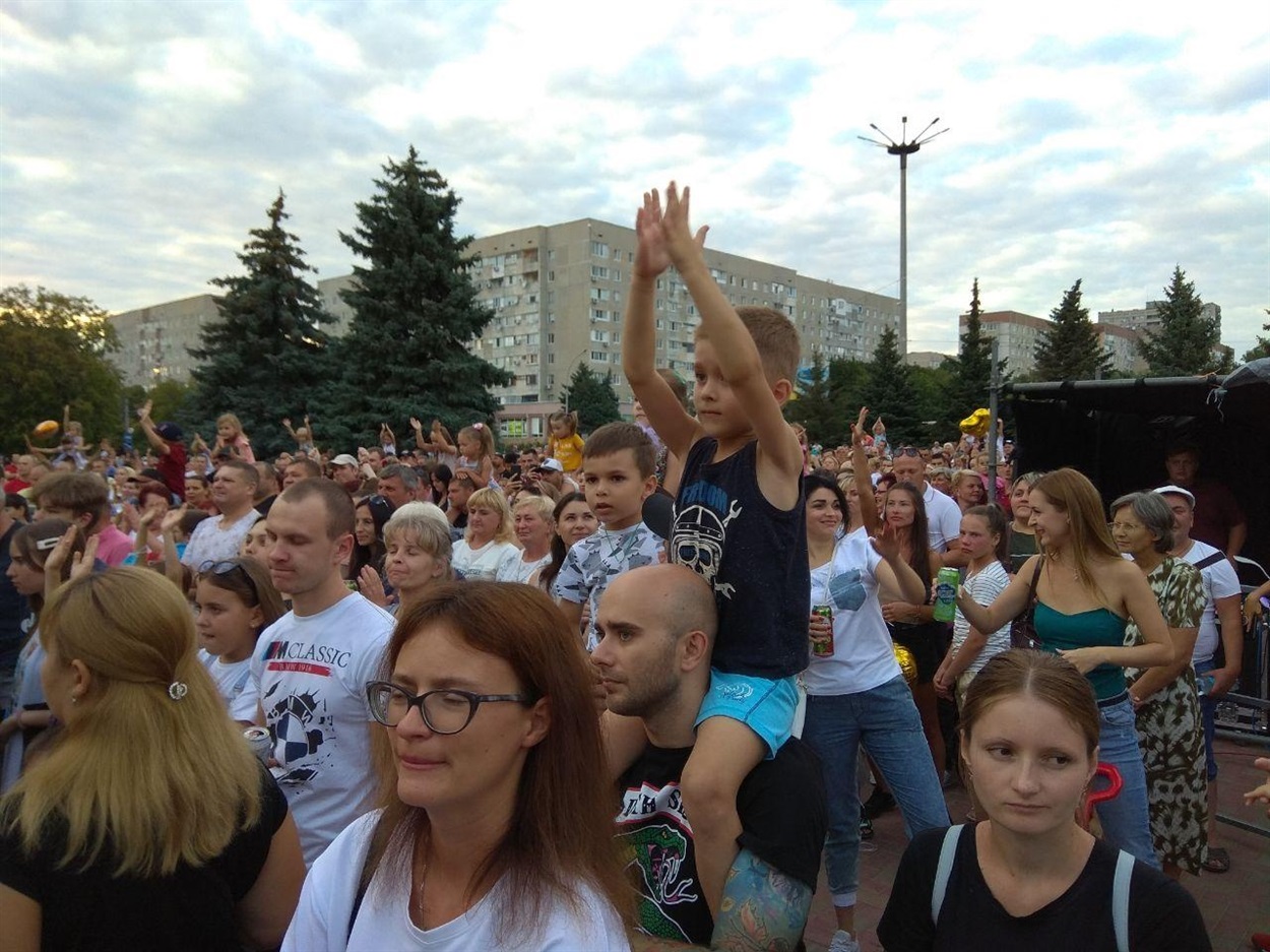 Попри коронавірус зібралося багато людей