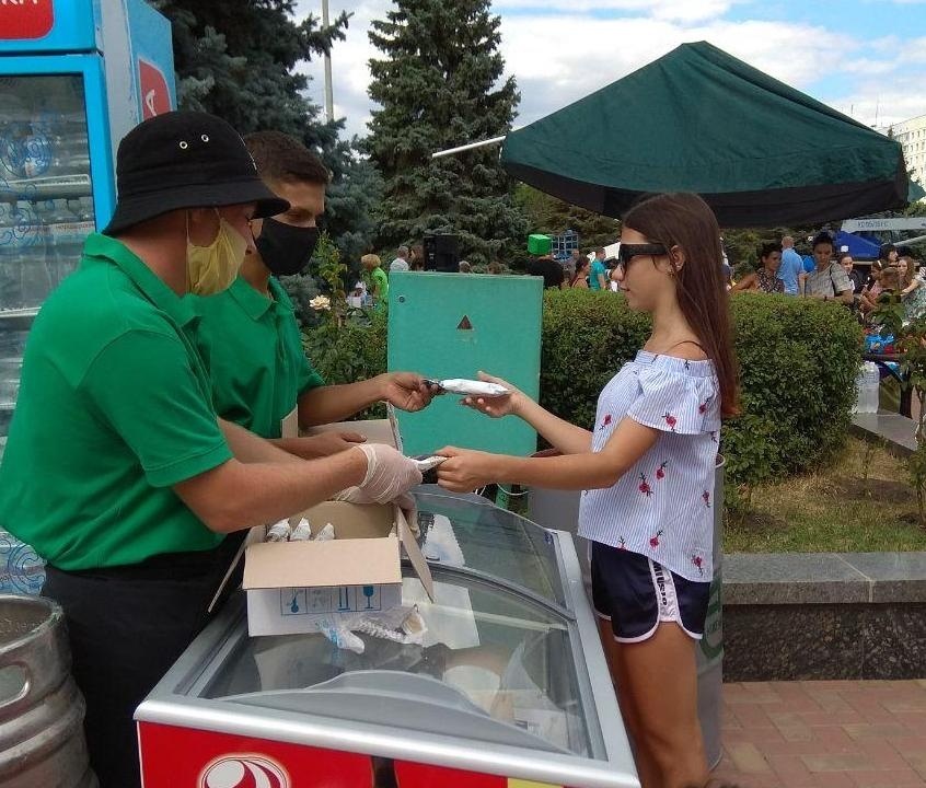 Всі охочі діти підходили та безкоштовно отримували солодкий десерт