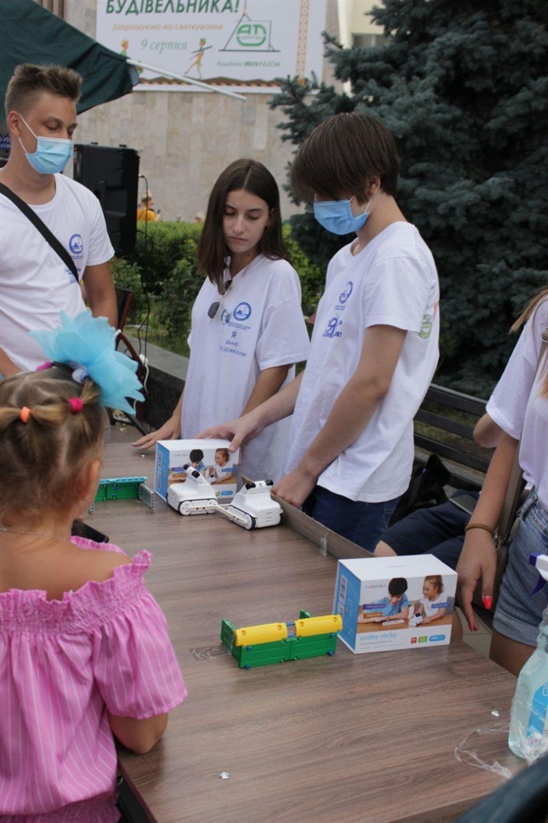 SOVENYATA з гімназії діляться демонструють робофутбол