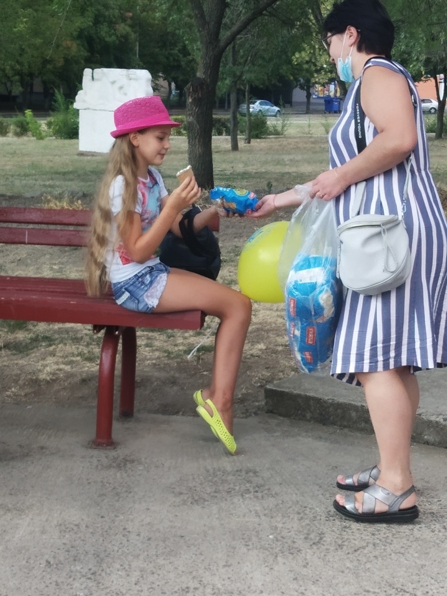 Раздача сладостей