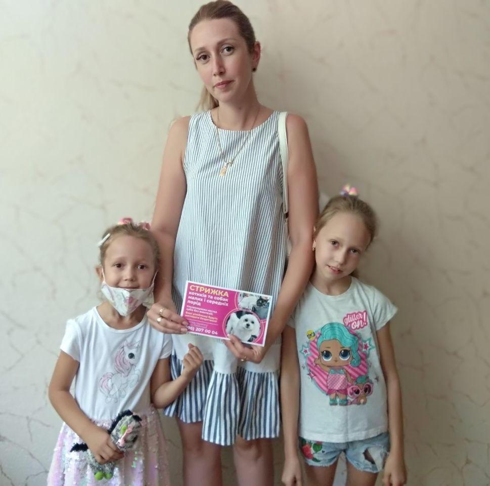 Вікторія з двома доньками