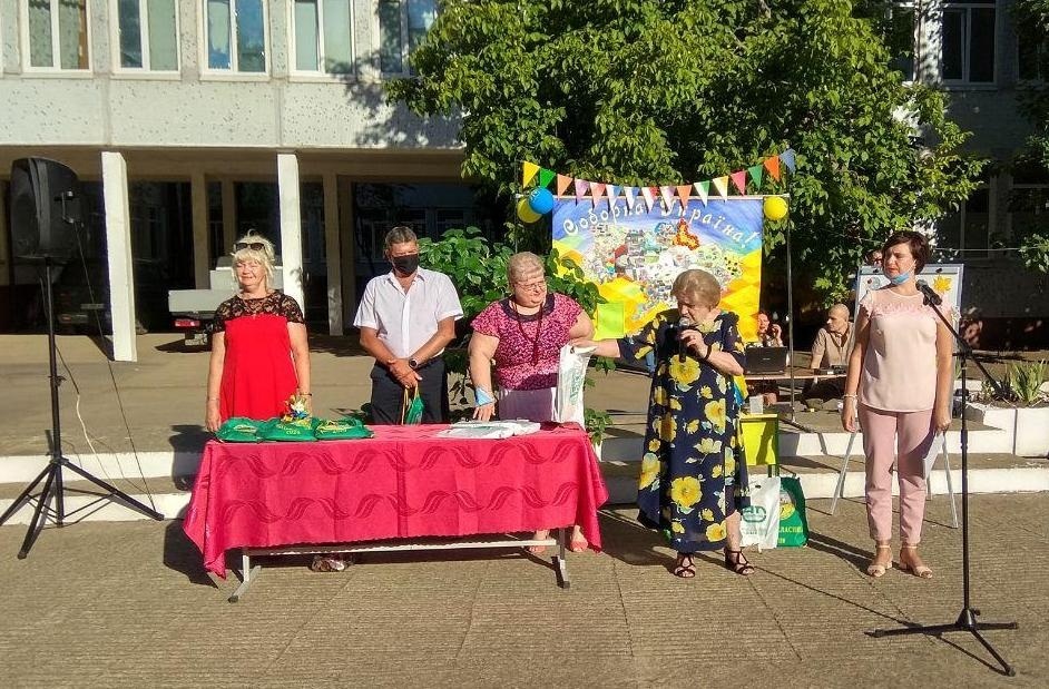 Віра Миронова та Владислав Момотов привітали новоспечених школярів подарунками