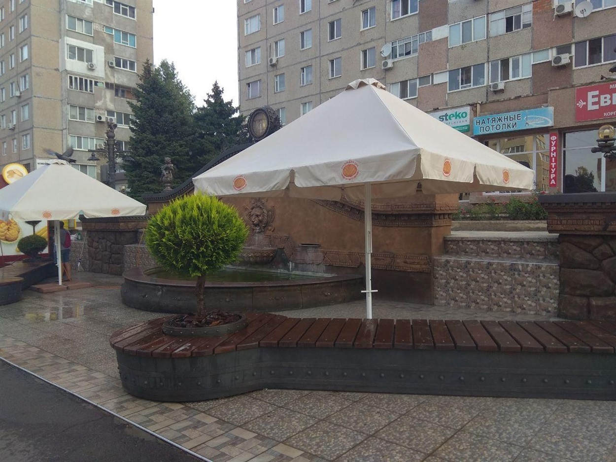Красивая зона с фонтаном для отдыха