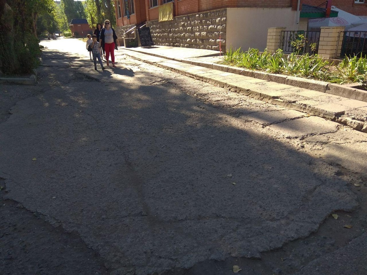 Когда идет дождь, в этом месте собирается большая лужа, которую трудно обойти