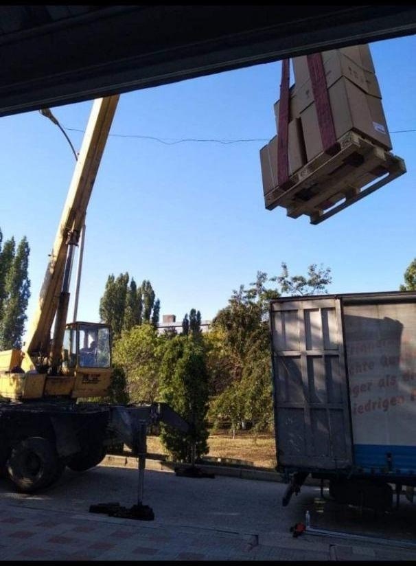 Ось так розвантажували краном