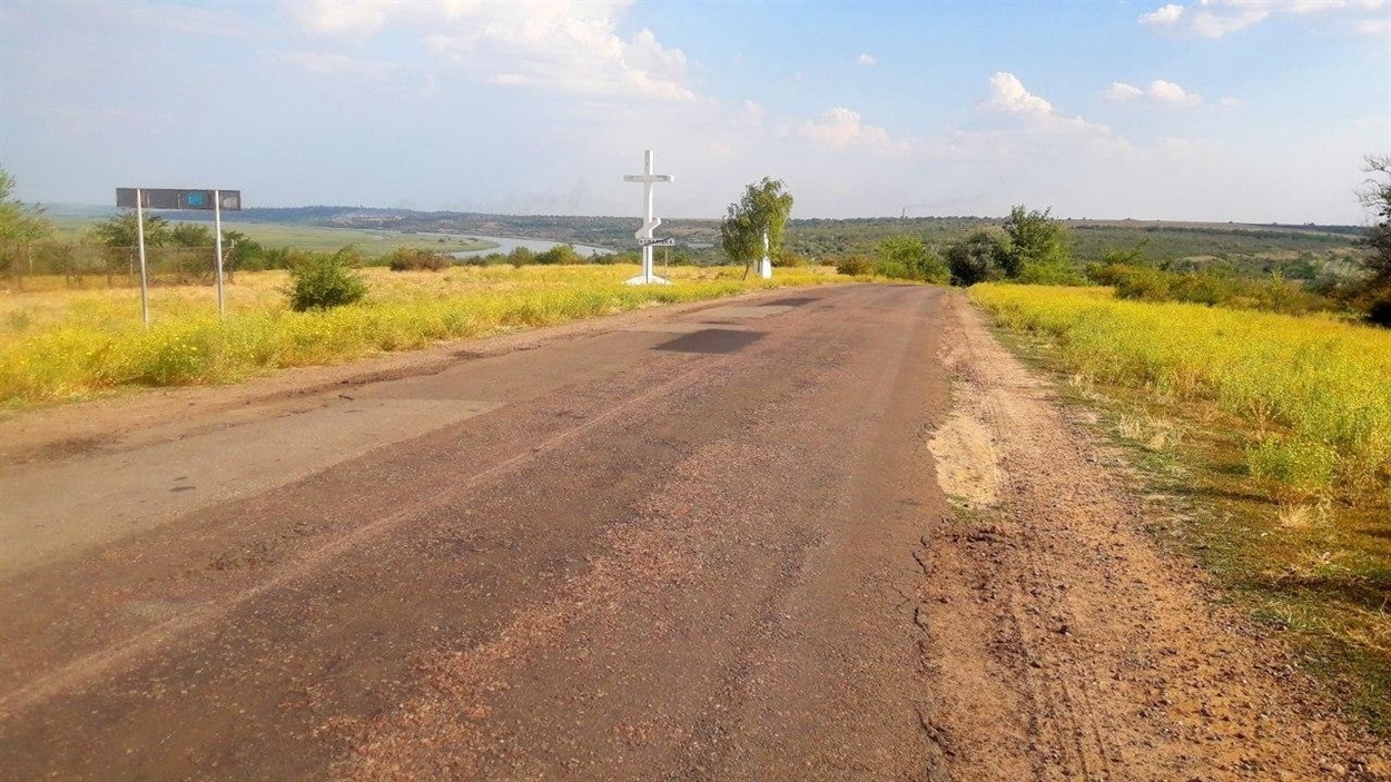 Выезд из Ковалёвки ведет в балку. Где-то там впереди уже Трихаты
