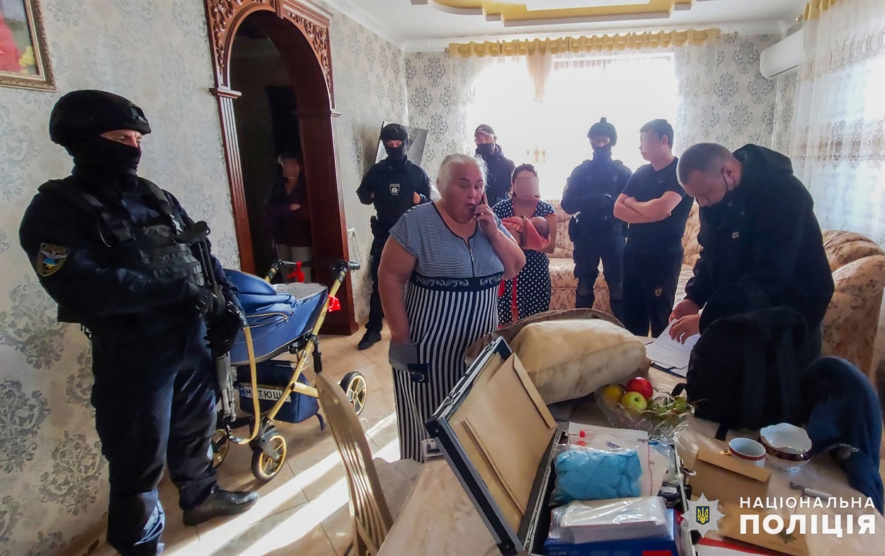 Обшук в будинку шахрайок