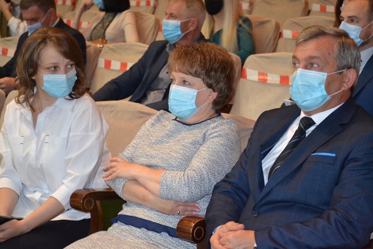 Мэр Валерий Онуфриенко пока еще не вступил в свои права и сидел в зале вместе с соратниками