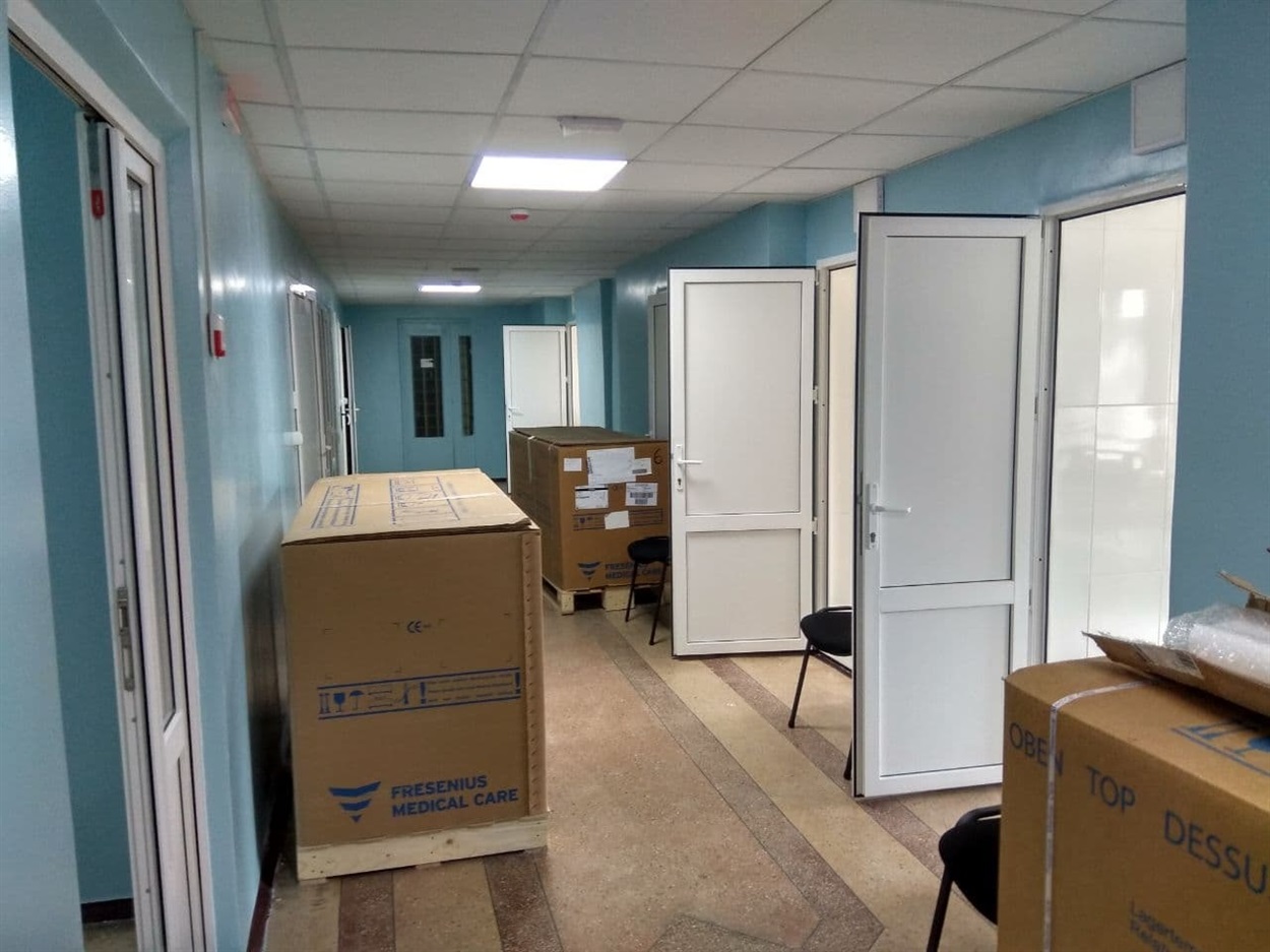 Обладнання стоїть в коробках на коридорі відділення