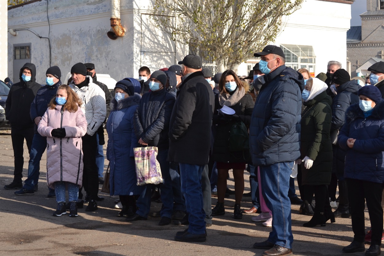 Круг людей, поддерживающих бывшую власть, высказывались с места, что собрание не легитимно, требуя проведения референдума.