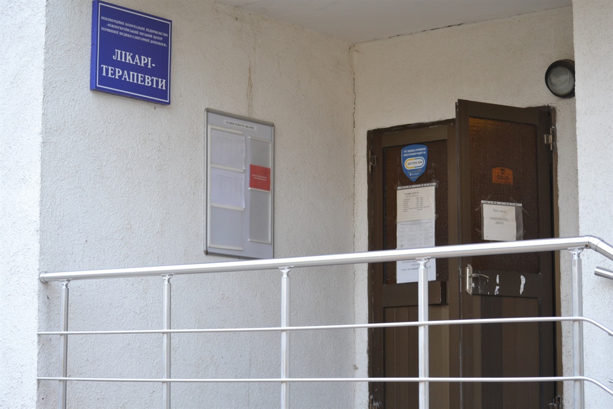 Хворі кажуть, що займають чергу ще з шести годин ранку