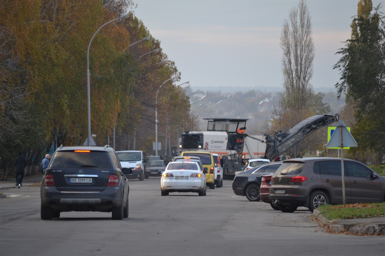 Важка техніка іноді перекриває вулицю, але водії ставляться до цього з розумінням