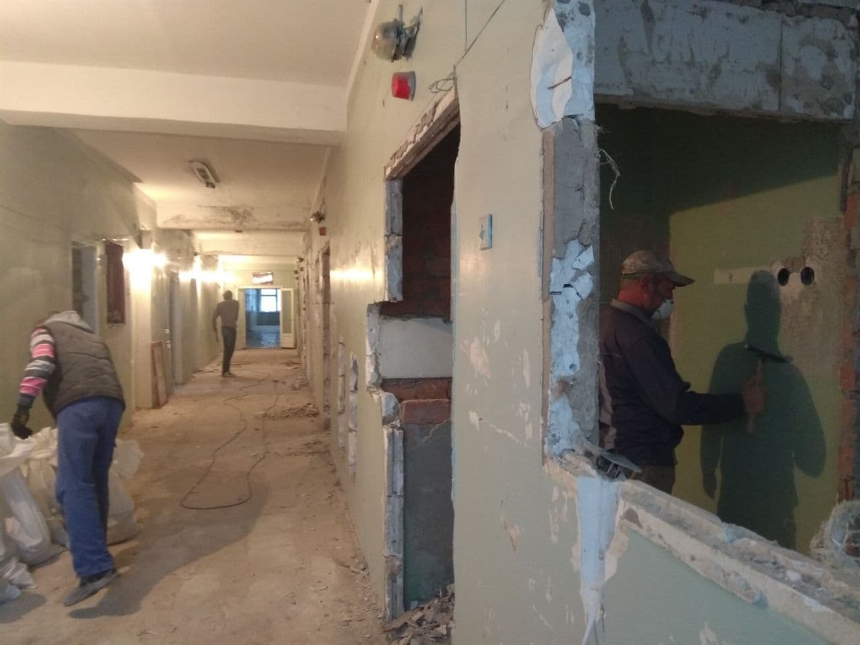 Будівельники працюють швидко та злагоджено