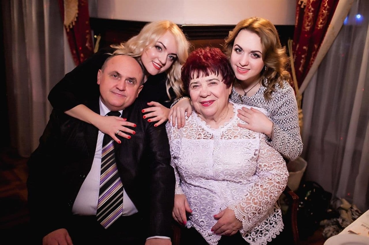 В семье у Новгородских царит любовь. На фото: внучки Алена и Катя, сын Игорь