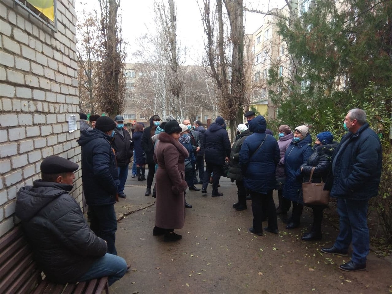  Селяни висловлювали своє обурення депутатам по завершенню сесії