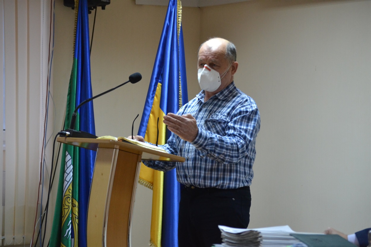 Леонід Рябченко розповідає депутатам всі переваги льодової ковзанки
