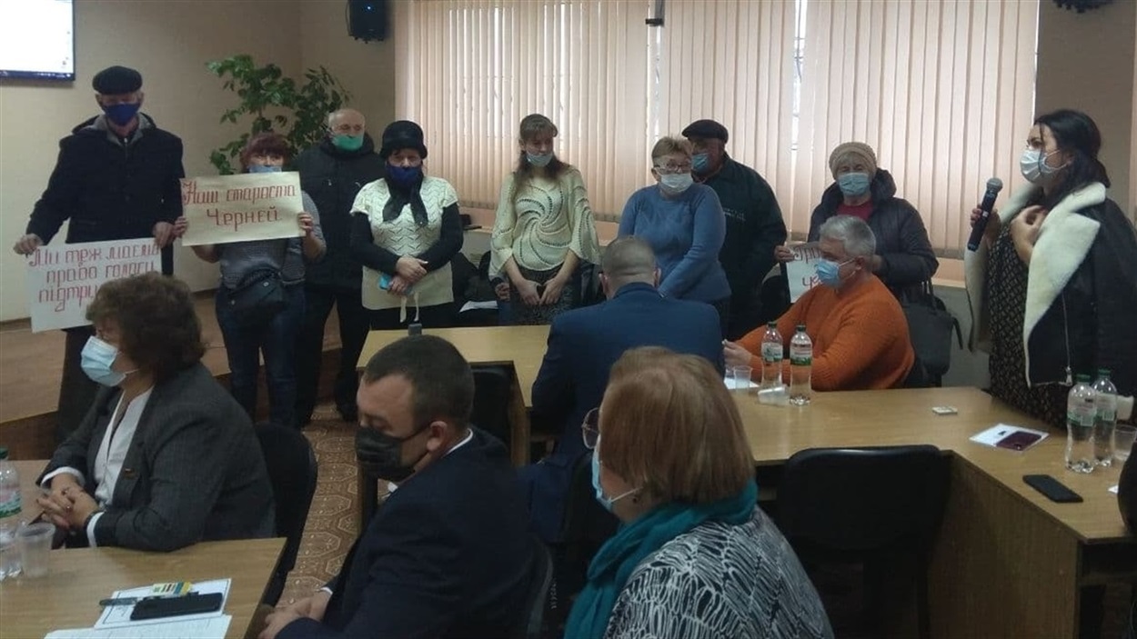 Люди пришли к депутатам с плакатами и со своим мнением