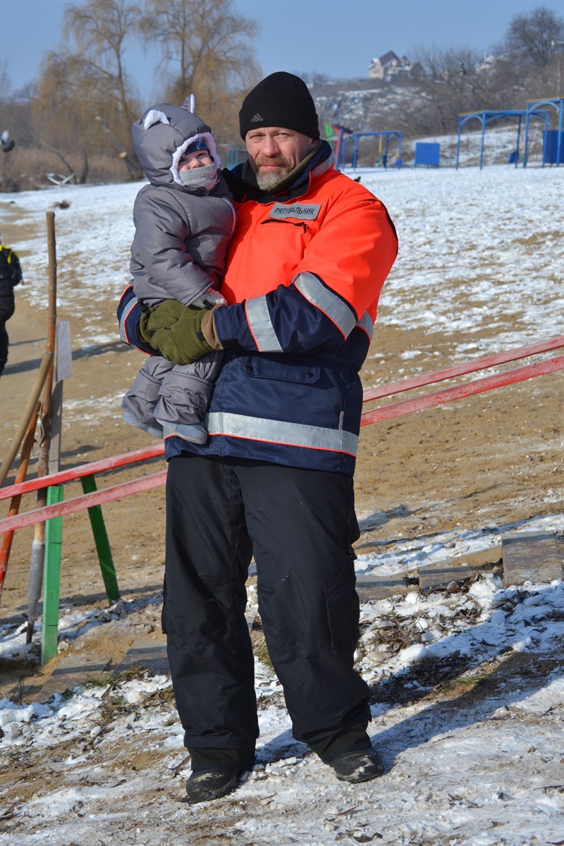 А це Богдан Деркач молодший, на руках у рятівника Андрія Дікусара, чекає поки татко готується до занурення