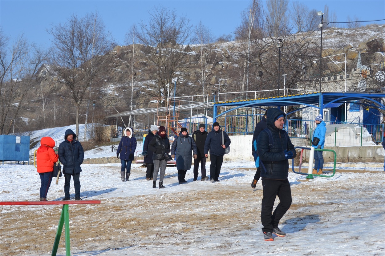 Після 12.00 охочих купатися в крижаному Бузі ставало все більше