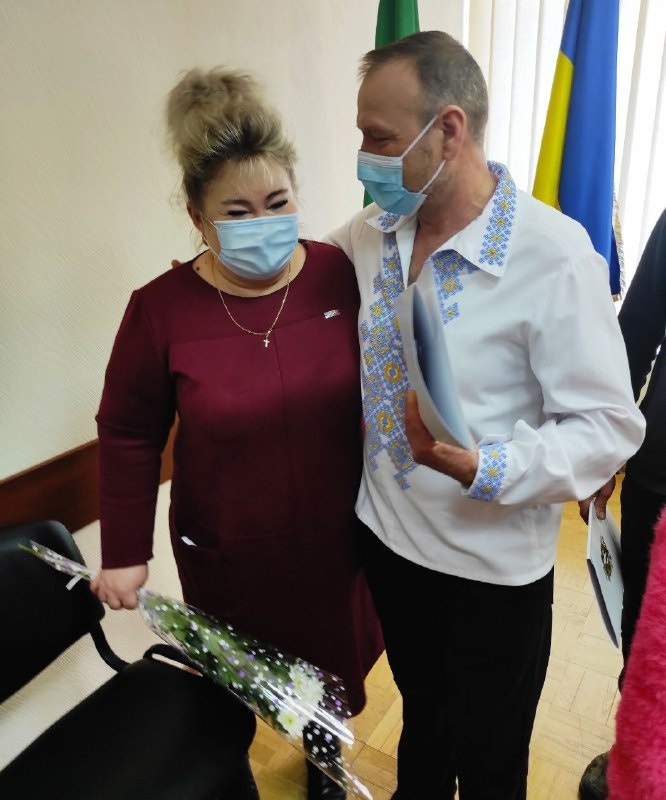 Микола Баланов, не приховуючи емоцій, дякує  Ларисі Заболотній, заступниці директора департаменту соціальних питань