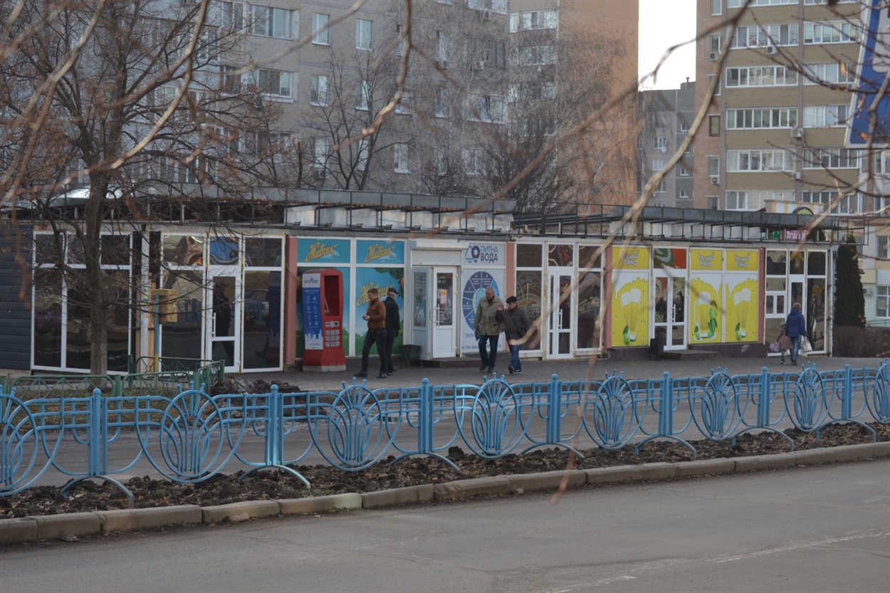 Фасад. Из трех магазинов стало пять