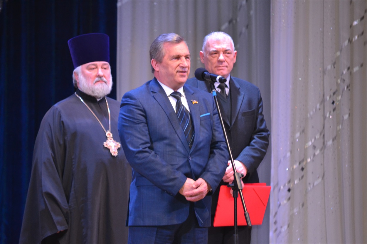 Южноукраїнок вітали мер, священник та козак .