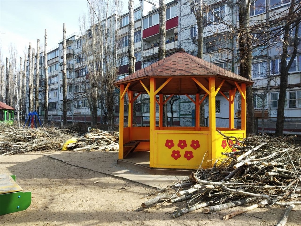 На території дитячого садочка гілля ще й досі не прибране
