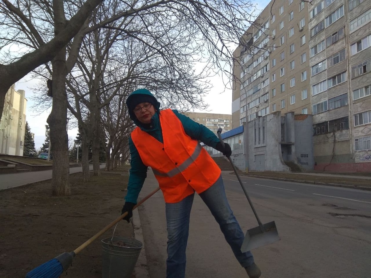 Лариса никогда не считает, сколько ведер с отсевом ей приходится переносить за день