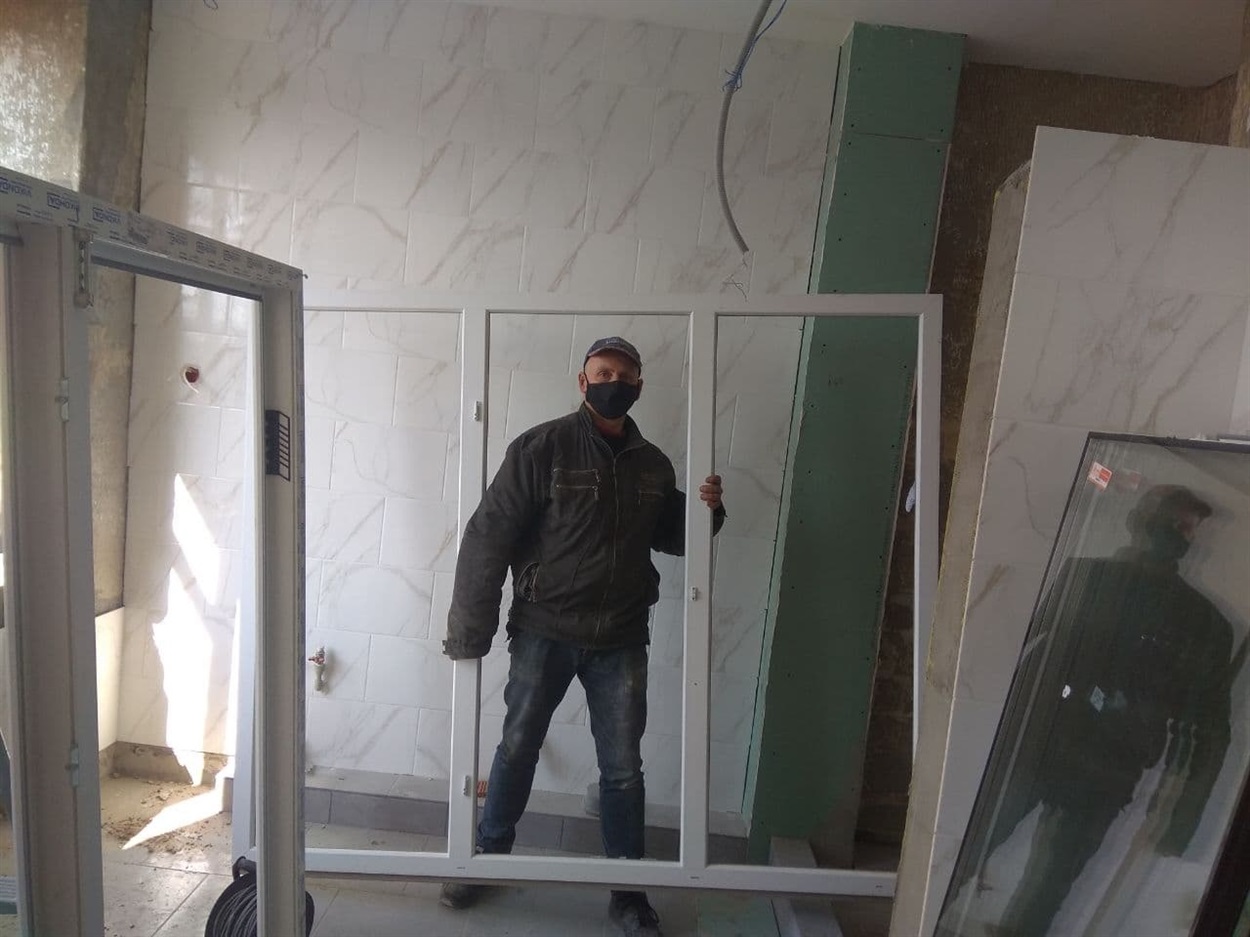 Замість старих деревяних, встановлюються нові металопластикові вікна.